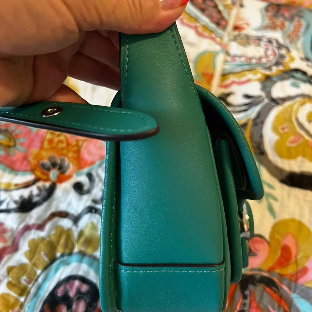 Coach Green Crossbody Bag with Modern Design - Picture 7 of 7